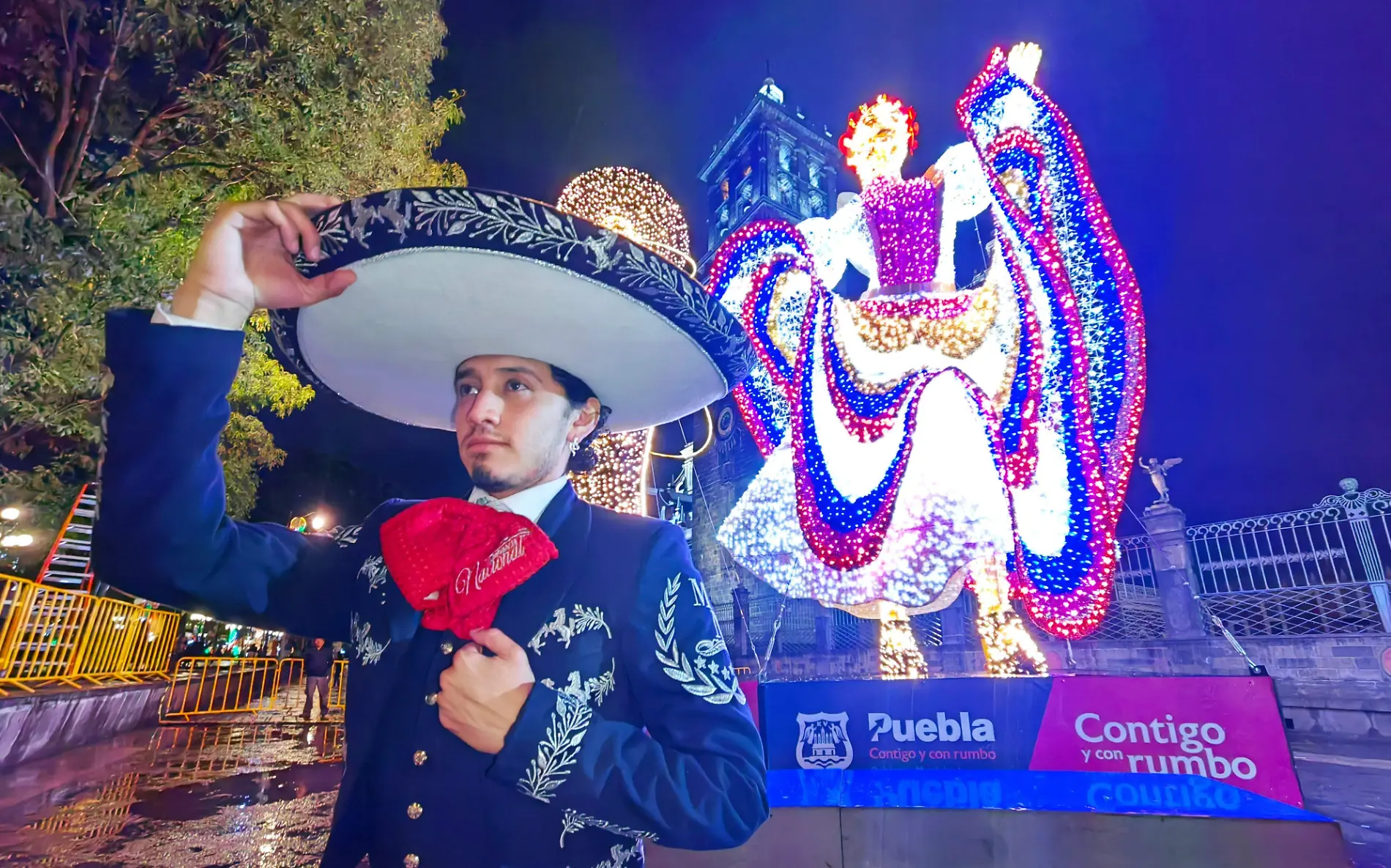 encendido de luces por el mes patrio en Puebla 1